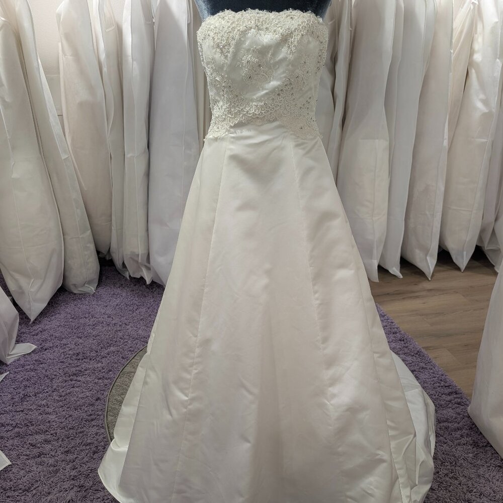 Vintage A-Line wedding gown size 6